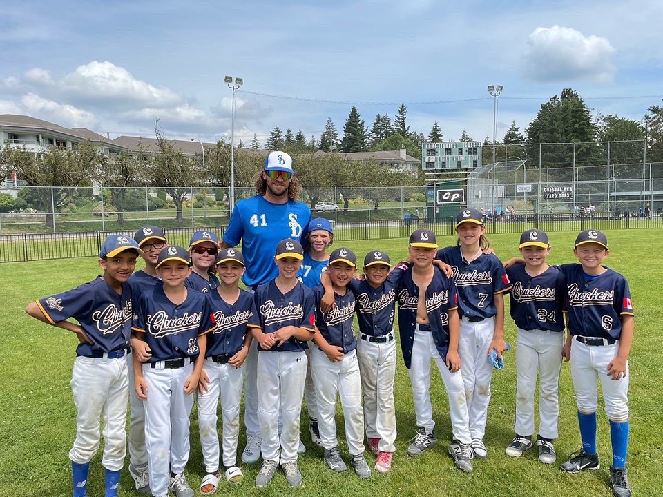 RCBAChuckers's tweet photo. Our  Chuckers 11UA team was in the Mid Summer Classic tournament in Abbotsford this weekend. They battled hard and had the opportunity to meet Edmonton Oiler’s goalie, Mike Smith, who was coaching his kids in the tournament. #keeponchuckin #rcbachuckers https://t.co/BKFleZPFlQ