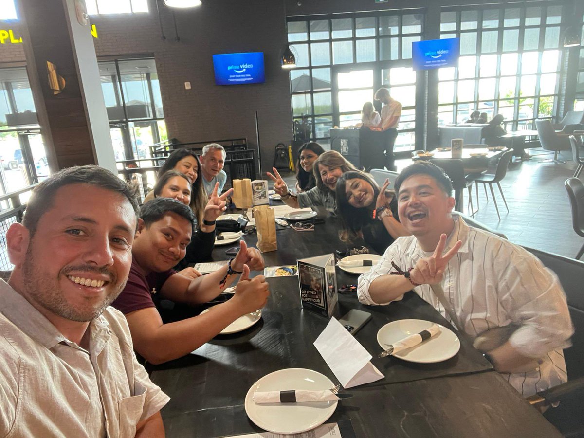 MaryamEliazar's tweet photo. Fun night out with the best team! #tdbank #workhardplayhard #team501 #bankers https://t.co/sxzPXZOfMj