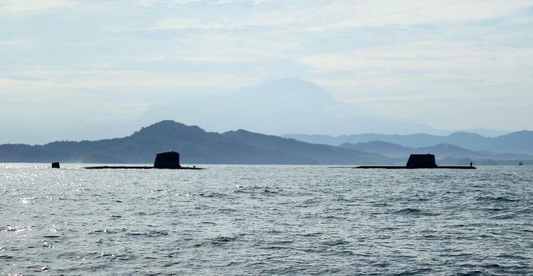 RMN_Subs's tweet photo. Welcome to the Land Below the Wind. KD TUN RAZAK was in vicinity to receive HMAS COLLINS in conjunction with her operational visit to @MPA_Timur

@tldm_rasmi
#NavyNews
#DefenceDiplomacy
@ADFinMalaysia https://t.co/F5xUwLIGDp