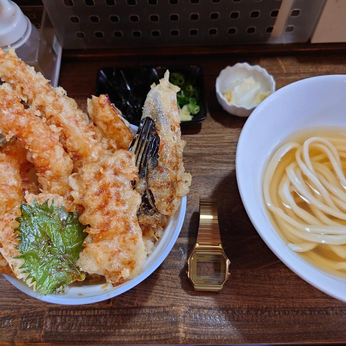 Miyoshikun_oshi's tweet photo. 20日ぶりの天丼さん＆冷やかけおうどんさん
今日も美味しかったです、ごちそうさまでした！
＃お昼ごはん
＃天丼
＃冷やかけうどん
＃TIMEXT80 https://t.co/Qq7JNxZNJ7