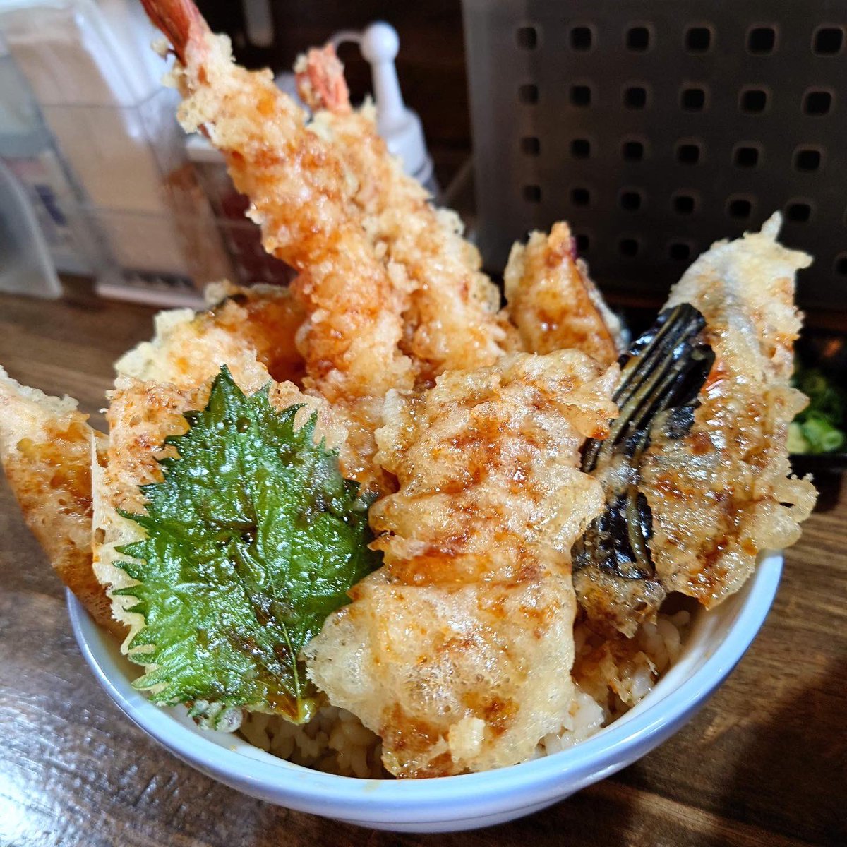 Miyoshikun_oshi's tweet photo. 20日ぶりの天丼さん＆冷やかけおうどんさん
今日も美味しかったです、ごちそうさまでした！
＃お昼ごはん
＃天丼
＃冷やかけうどん
＃TIMEXT80 https://t.co/Qq7JNxZNJ7