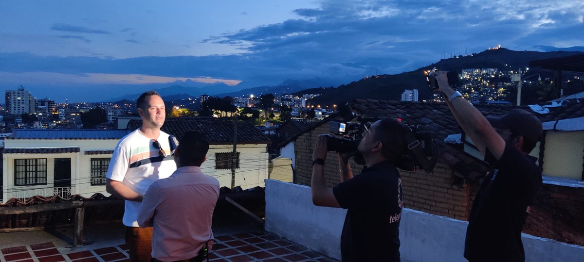 When vacation turns into an impromptu TV interview about women’s fútbol y tambien #Cali ¡Gracias! <a href="/TPNoticias_/">Telepacífico Noticias</a> #Colombia