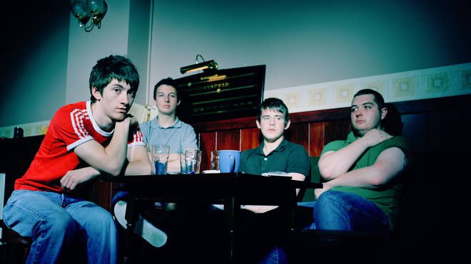 arctcmnkeys_'s tweet photo. arctic monkeys at a restaurant #arcticmonkeys #alexturner #arctcmnkeys_ https://t.co/h7UCKzntq8