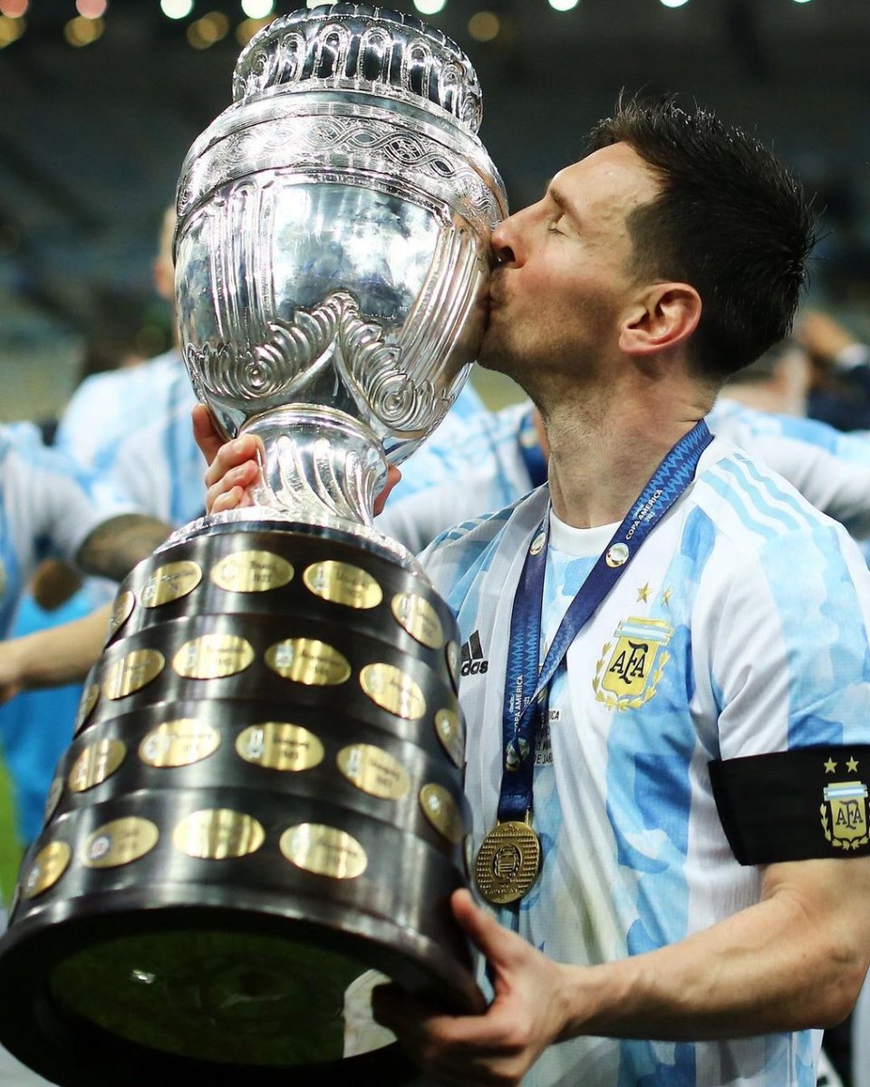SC_ESPN's tweet photo. ¡Un beso hacia la eternidad! Leo Messi, la Leyenda es para siempre... https://t.co/F3QqiyDcx5