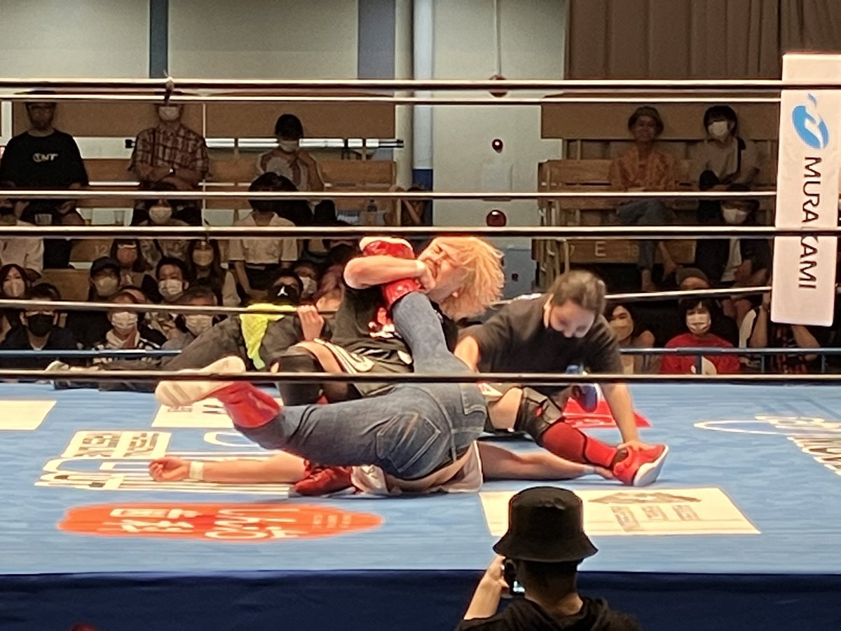 thechampakamine's tweet photo. おはようございます。

昨日はわが友ARA君のプロレスデビュー戦を観戦して来ました。

会場に入ると、あの何とも言えない雰囲気、そして何よりゴングの乾いた音がたまりませんでした😱

なんと😳あの聖地後楽園ホールで見事デビュー戦を勝利で飾りました‼️

ARA君おめでとーっ🎉✨ https://t.co/NLUZsm8u1z
