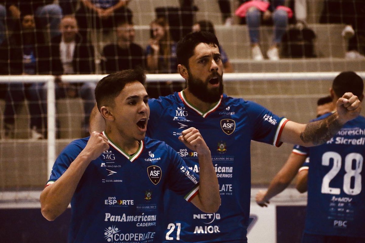 zanella_rafa's tweet photo. Eu amo muito oque eu faço! 💙📷🇮🇹#ForzaAzurra https://t.co/ZB046AHkPt