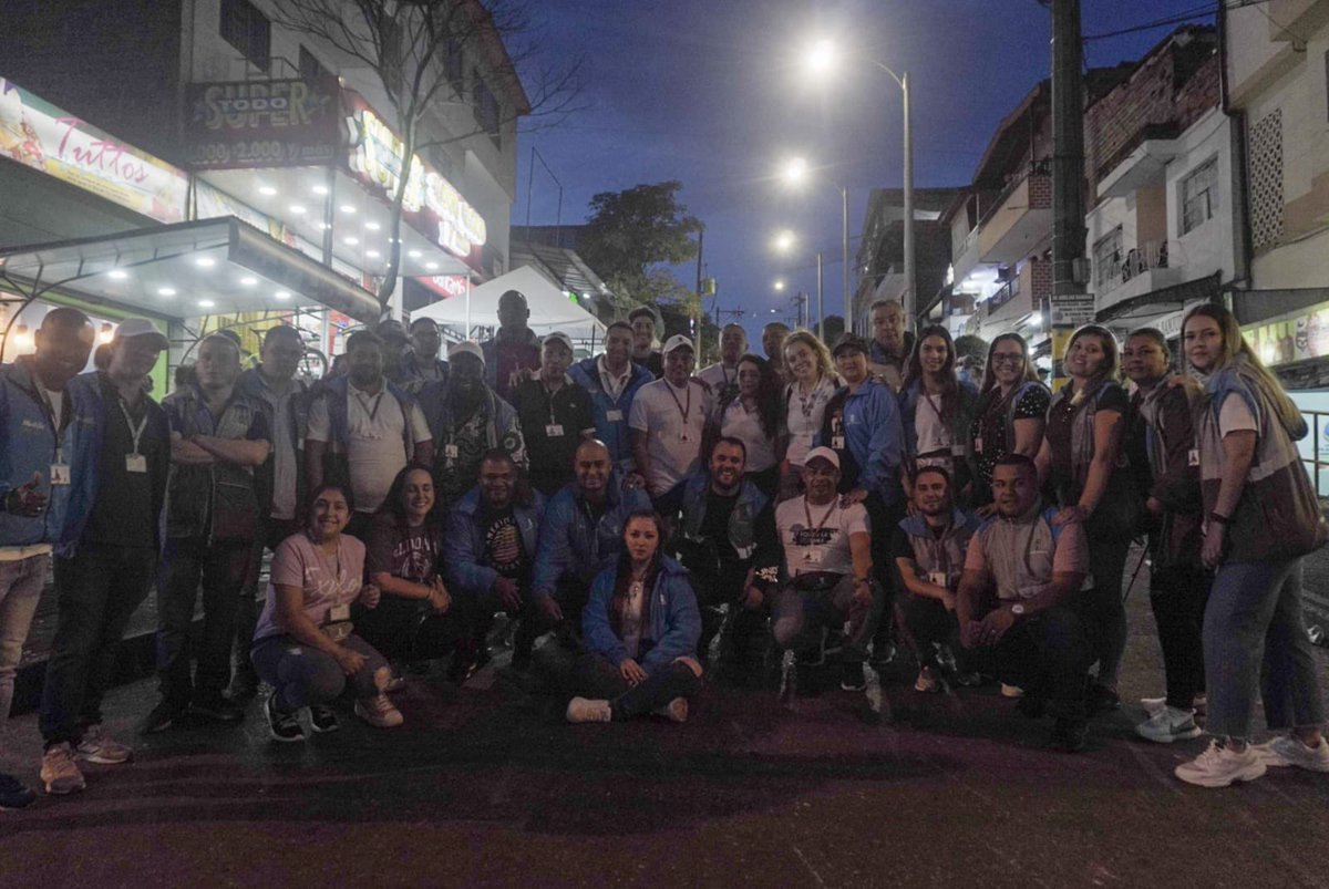 cgutierrez27's tweet photo. Gran participación ciudadana en el primer evento de Medellín Despierta 2022, una jornada de actividades pedagógicas y recreativas para el disfrute de las comunas 10 Candelaria y 5 Castilla de la ciudad. Con una reactivación económica basada en la seguridad y la convivencia. 🤩 https://t.co/JEiGP2pKKe