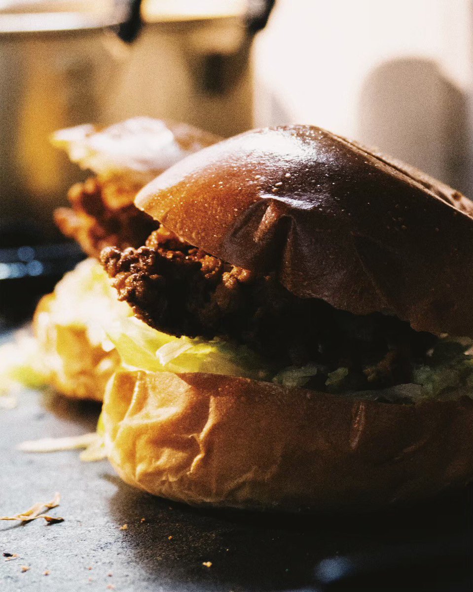 MonichikiHouse's tweet photo. 本日もLunch 12:00-15:30 (L.O)  Dinner 17:00-20:30(L.O)で営業しております🐔 #東京　#三軒茶屋　#池尻大橋　#渋谷　#ランチ　#ディナー　#ハンバーガー　#グルメバーガー　#モニチキ　#バーガー　#モニチキハウス　#MonichikiHouse #チキンバーガー　#チキンサンド　#ペット可 https://t.co/q2iWZEp2vN