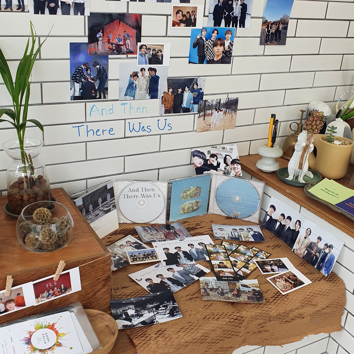 HoppipollaPeace's tweet photo. 우리 가좍들이 열어준 호피폴라 데뷔 3주년 기념 꽃집🥺💖 꽃도, 꽃말도, 꾸며놓은 것도 너무 예쁘고ㅠㅠ 너무 행복했어요❤️❤️❤️

#And_Then_There_Was_Hoppipolla
#나란히_서서_걸어갈_우리의_노래 https://t.co/rsyogCKoNm