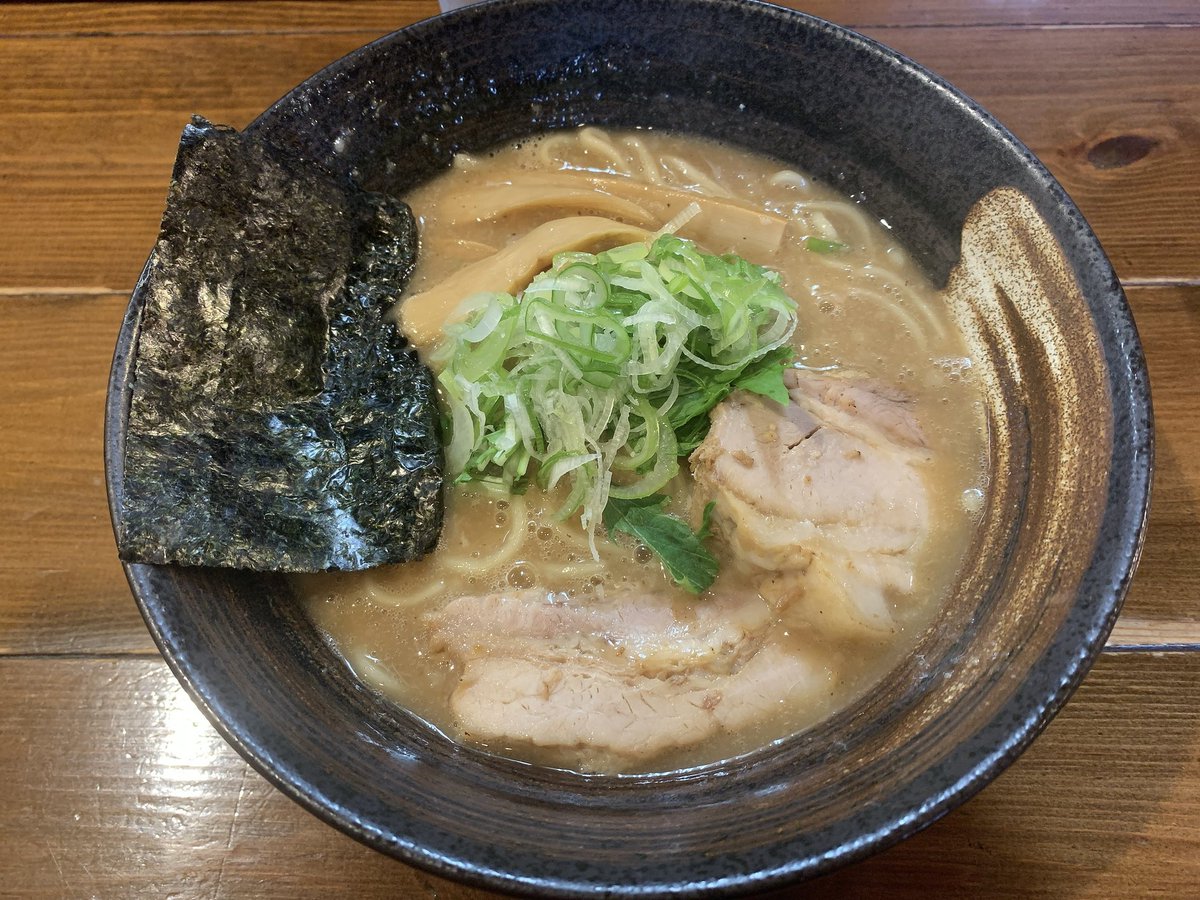 Ramenoki's tweet photo. 中華そば 桜（新栄町）
濃厚中華そば(950円)を注文。魚介の風味豊かでとろみのあるスープは名前の通り濃厚で、やや太めの麺によく絡む。チャーシューは厚みがありつつも柔らかく、食べ応え抜群。味変で��を加えるとさっぱりとしたアクセントが加わり、異なる表情を見せる。🅿️無し。 https://t.co/qEFXADGo72