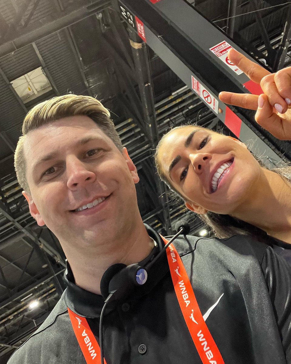 mattheuer's tweet photo. Only 9 more of these until I’m tied with Sue … #WNBAAllStar
I love my #WNBAFam 🧡🧡🧡🧡 https://t.co/wHoLdz4FCH