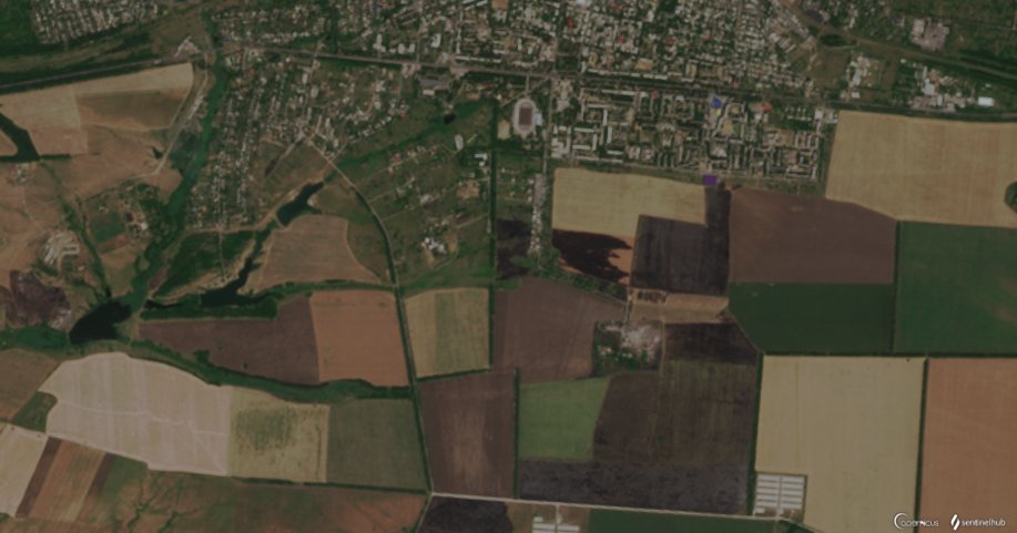 IntelCrab's tweet photo. Believe it or not, this is the SECOND warehouse to be targeted this week in #Shakhtarsk. The first one (center right), which went boom earlier this week, is nothing more than a pile of rubble. Look at all of the crop charring. 👀 https://t.co/AEv1QDsvn0