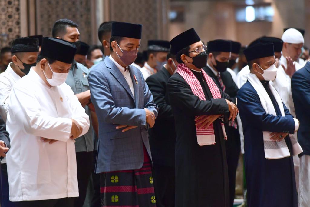 Salat Iduladha 1443 H hari ini di Masjid Istiqlal. Hari raya Iduladha bukan hanya berkurban dengan menyembelih hewan kurban, tetapi adalah sebuah ketauhidan, dan aktivitas untuk menebarkan kebaikan serta kebahagiaan kepada sesama umat.