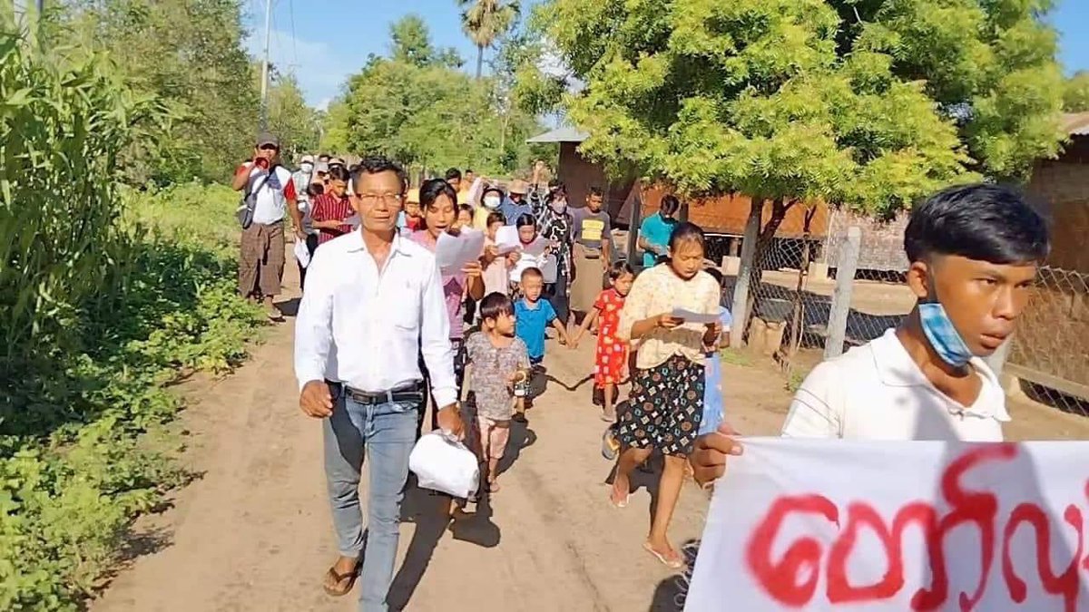 KYITHAR95368969's tweet photo. Pro-democracy residents from western part of #Yinmarbin Twp, #Sagaing , marched in a village to demolish the #MilitaryDictatorship on July 10.

#2022July10Coup      
#HelpMyanmarIDPs    
#WhatsHappeningInMyanmar https://t.co/nM9JLWgCrz