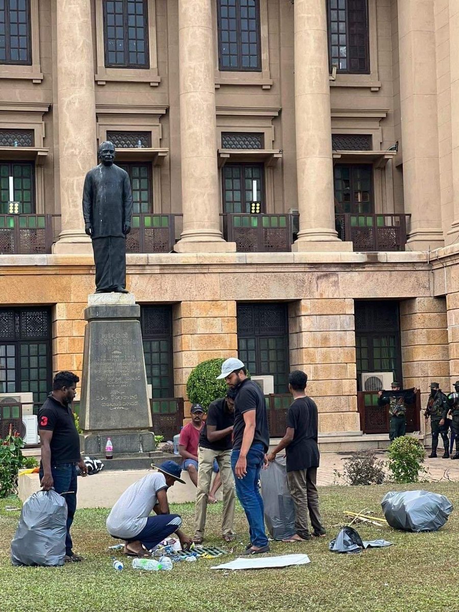 IsharaDanasekar's tweet photo. Morning scenes from the premises of presidential secretariat 

Images via Social Media #LKA #SriLanka https://t.co/DiJWcxY6xy