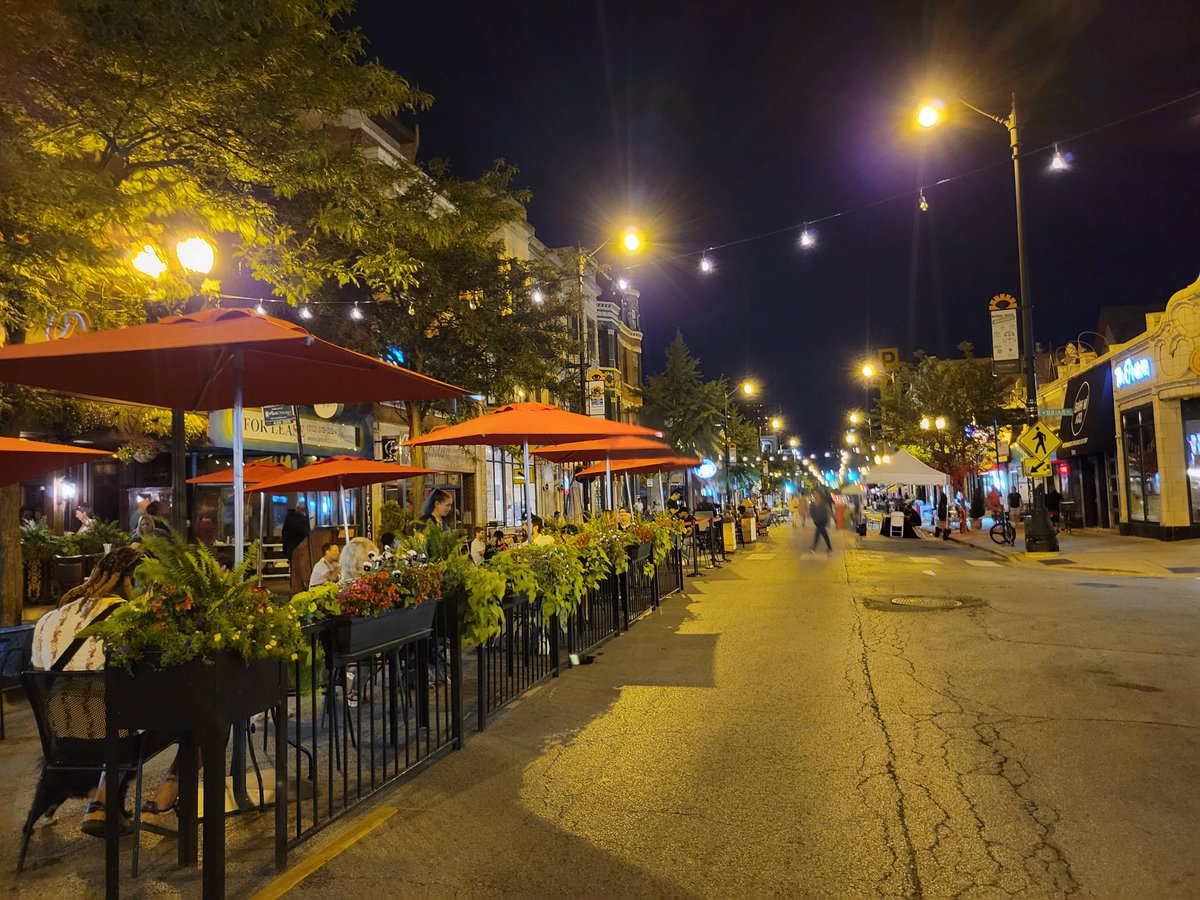 Don't you love the way the lights just sparkle? Dine Out may be done for the day, but we'll see you bright and early at 9 am for tomorrow another day of fun in the sun 🌞