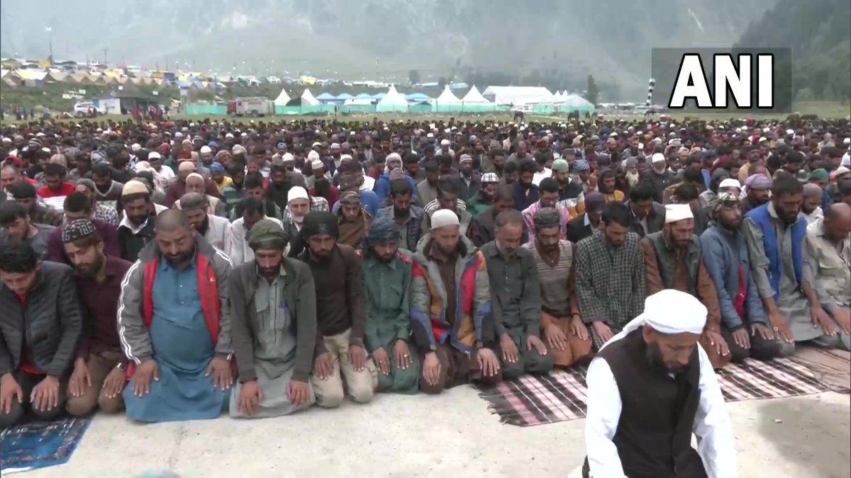 ANI's tweet photo. J&amp;K | Members of Muslim community, who are offering services to pilgrims during Amarnath yatra, offer namaz at Baltal Base Camp on #EidAlAdha

Spl prayer was conducted for those who lost their lives in the cloudburst &amp; Masjid committee offered help to pilgrims who need assistance https://t.co/piQ3QfxeWl