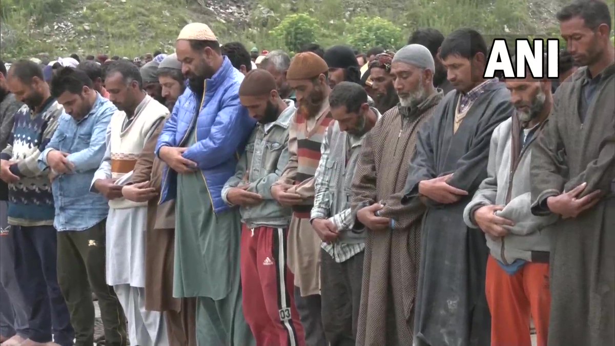 ANI's tweet photo. J&amp;K | Members of Muslim community, who are offering services to pilgrims during Amarnath yatra, offer namaz at Baltal Base Camp on #EidAlAdha

Spl prayer was conducted for those who lost their lives in the cloudburst &amp; Masjid committee offered help to pilgrims who need assistance https://t.co/piQ3QfxeWl