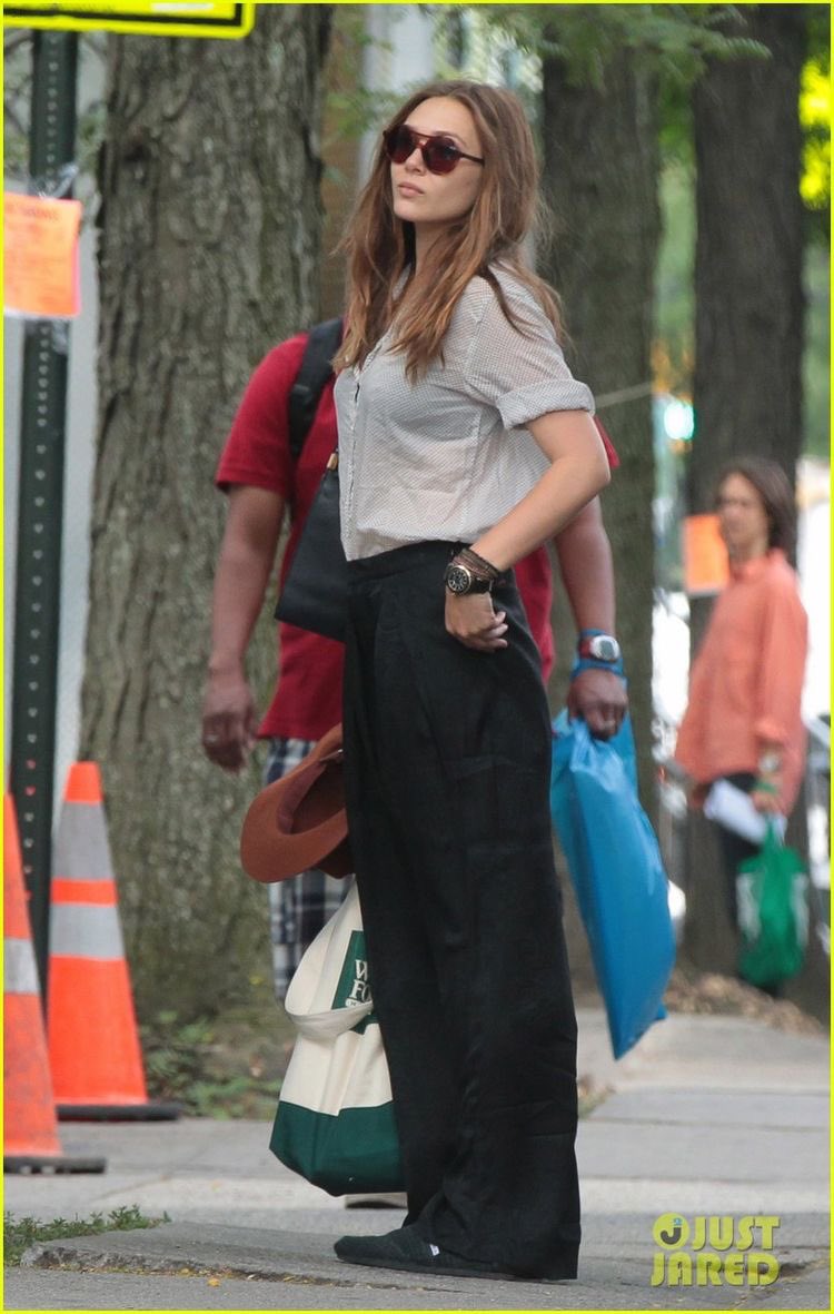 rayofwanda's tweet photo. elizabeth olsen standing like she wants to attract women https://t.co/jAIiJdlvdV