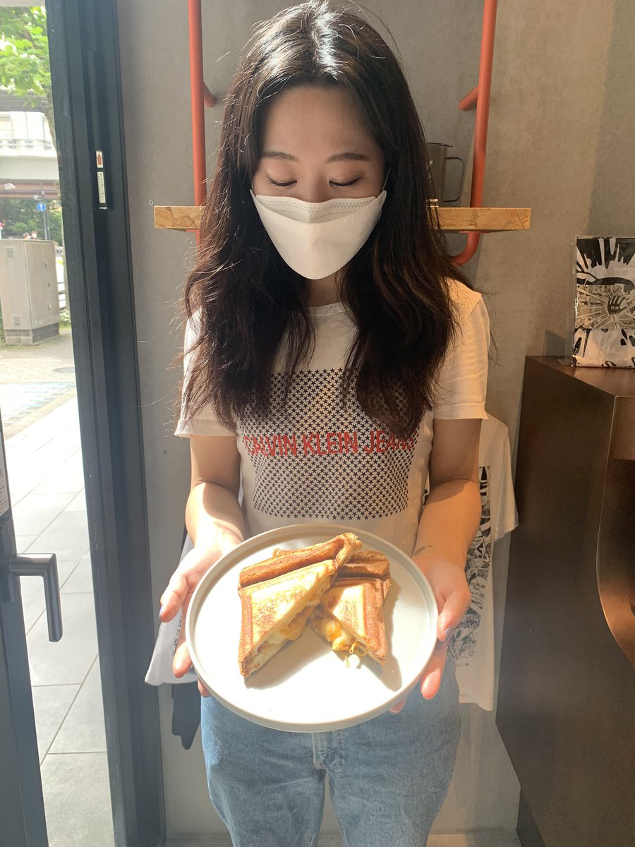 single_ojapan's tweet photo. こんにちは♬
Single O Hamacho Juria です🐥
本日もいい天気☀️午前中よりたくさんのお客様にご来店いただきありがとうございます😆

#cafe #tokyocafe #coffee #jaffle #singleojapan #singleohamacho https://t.co/KSmcNfCHBA
