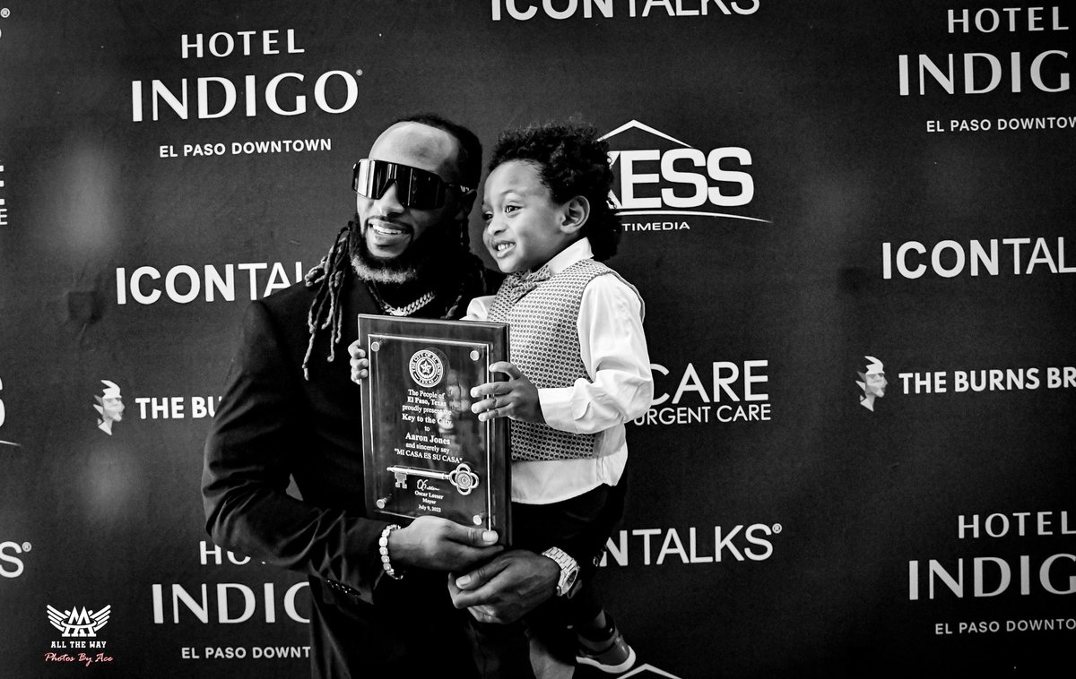 Photos_ByAce's tweet photo. Man of the Night… @Showtyme_33 has the 🔑 to the city
So proud of you my brother 💫🥹
You know Pops has a big ol smile today
#aaalltheway #FamilyOverEverything #LosPhotogs #CityOfThe915
@My_Tyme10 @xtRAEordinary https://t.co/hN40RBZvA6