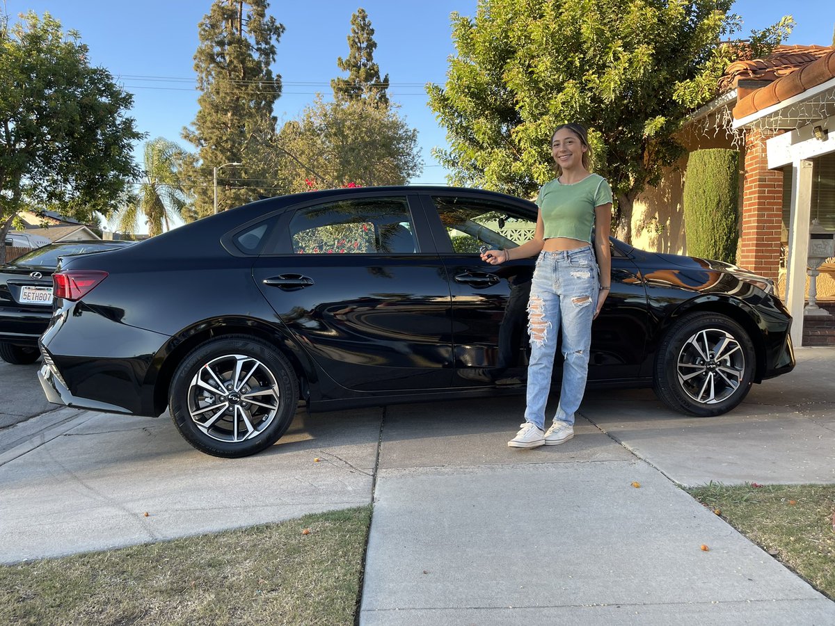 gilmarautogroup's tweet photo. Thank you Lina and Art, congratulations Brooklyn! Enjoy your new Kia Forte LXS! @Kia #wedeliver #firstnewcar #stressfree https://t.co/mfmflivHyG