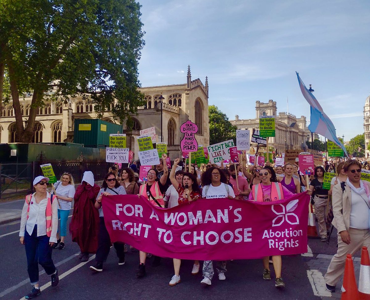 ManduReid's tweet image. Rage and resistance.
Solidarity, vigilance, and power.

1000 women and allies gathered yesterday to support our sisters and siblings in the USA and to demand that abortion is fully decriminalised and accessible to everyone who needs one across Britain.