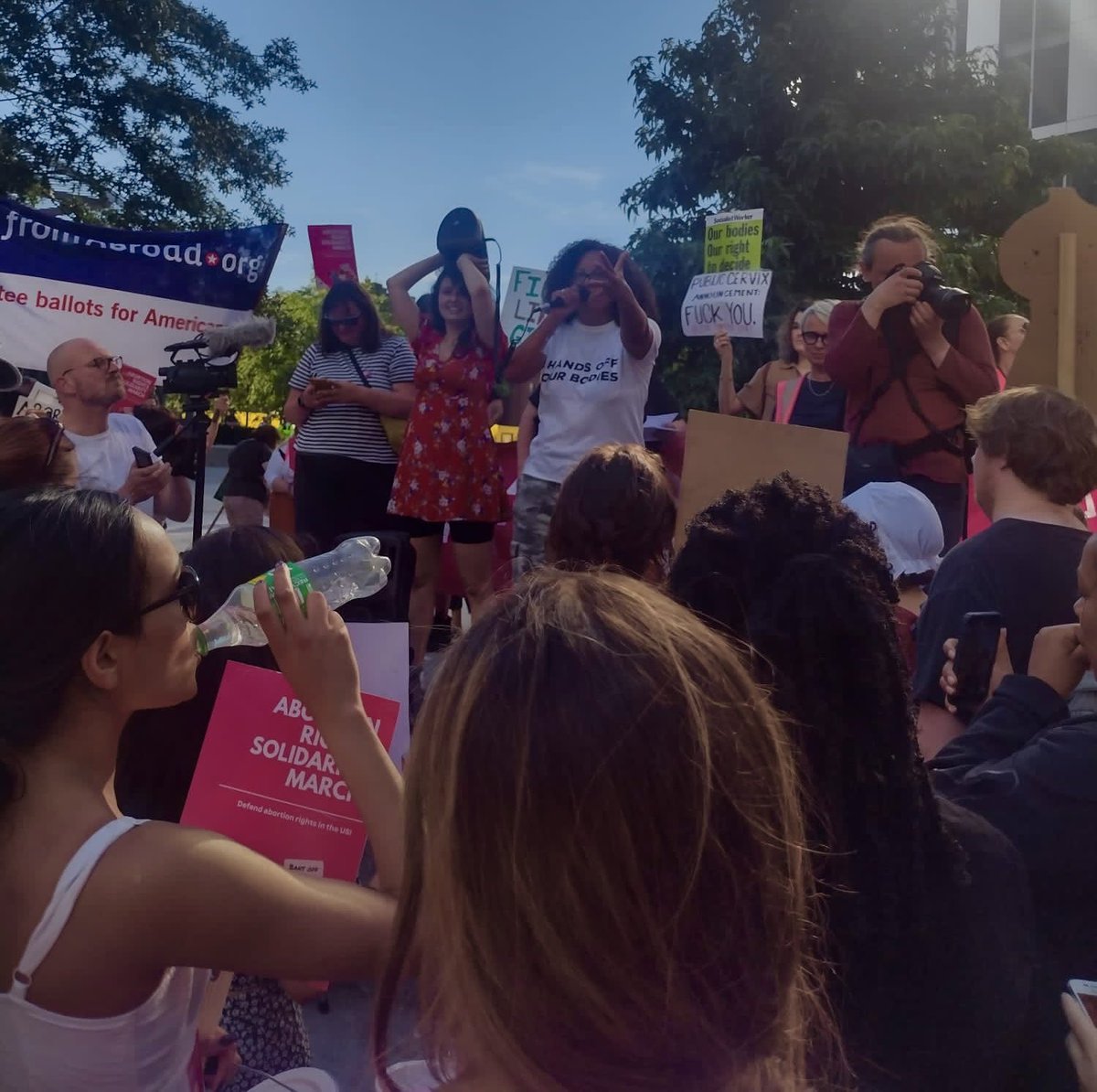 ManduReid's tweet image. Rage and resistance.
Solidarity, vigilance, and power.

1000 women and allies gathered yesterday to support our sisters and siblings in the USA and to demand that abortion is fully decriminalised and accessible to everyone who needs one across Britain.