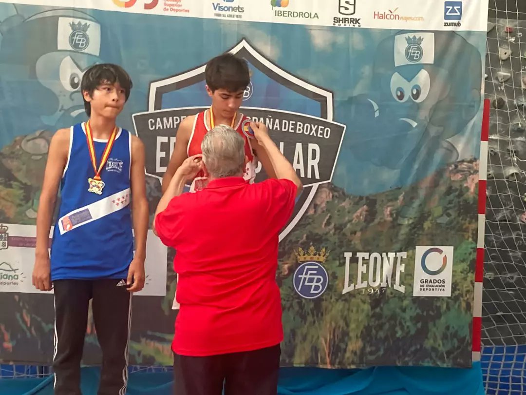 IRUTEAM's tweet image. Ayer en los campeonatos de España Schoolboys,campeones en 48 kg con IBAI el "REVOLERA" con 12 años y van dos consecutivos.
Hoy en los campeonatos de Madrid con José el "CHAVORRO" 54kg disputaremos otra final.
Vamos con todo y a por todas
IRU-TEAM
QUIERO PUEDO LO HAGO!!! SIEMPRE