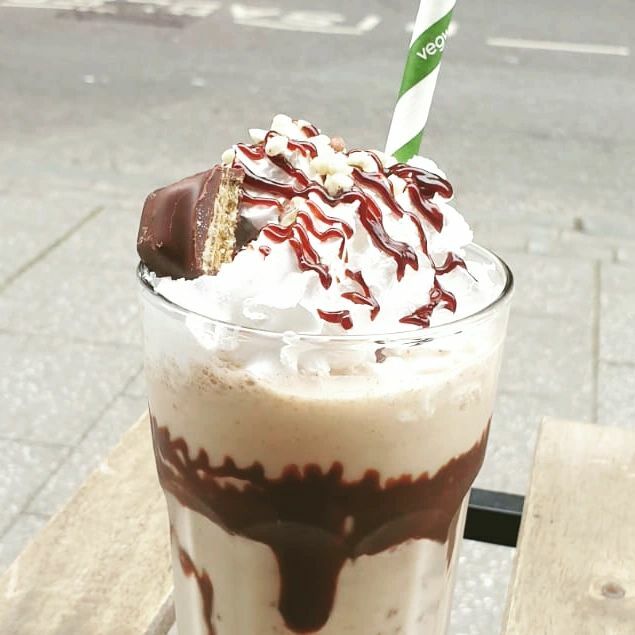 cafe_thrive's tweet photo. Who's in the mood for a @loveraw milkshake?! Kinder beuno style chocolate blended with our soft serve ice cream and top with chocolate sauce, squirty cream, chopped nuts and another piece of Loveraw bar!😍😍😍
#chocolate #summer #milkshake #vegan #veganfood #southampton #thriv… https://t.co/hDC5yFHhnn