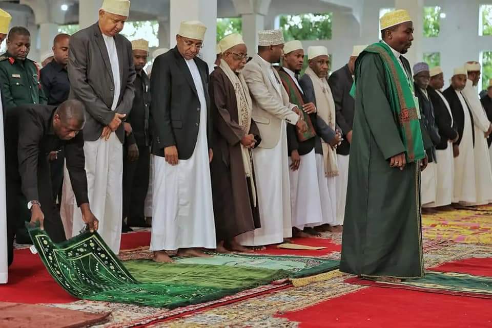 Rais wa Zanzibar na mwenyekiti wa baraza la Mapinduzi Alhajj Hussein Ali Mwinyi ameungana na waumini wa Dini ya kiislamu katika swala ya Eid El Hajj iliyoswaliwa katika mskiti wa Jitimai .kidoti mkoa wa kaskazini Unguja..