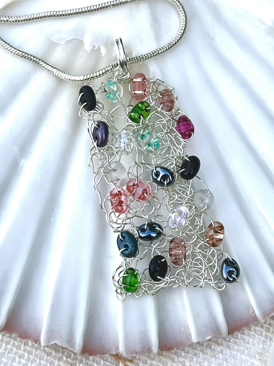 Knitted Summer spangle pendant angelasmith.co.uk/product-page/s… #UKGiftAm #giftidea #supportsmallbusiness #mhhsbd #thecraftersuk #sbs