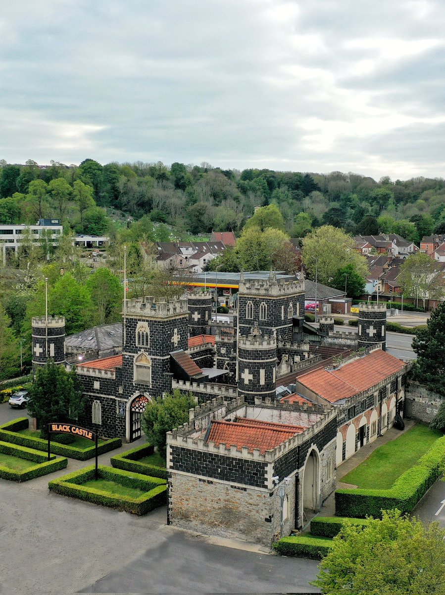 CHistoire's tweet image. 🔴 𝗕𝗟𝗔𝗖𝗞 𝗖𝗔𝗦𝗧𝗟𝗘 (𝗔𝗡𝗚𝗟𝗘𝗧𝗘𝗥𝗥𝗘 🏴󠁧󠁢󠁥󠁮󠁧󠁿) | Imaginé par William Halfpenny et James Bridges, #BlackCastle est une folie construite entre 1745 et 1755. 🥰 Aujourd'hui, il s'agit de l'un des plus célèbres pubs de la région ; sa reconversion est donc totale ! 🍻