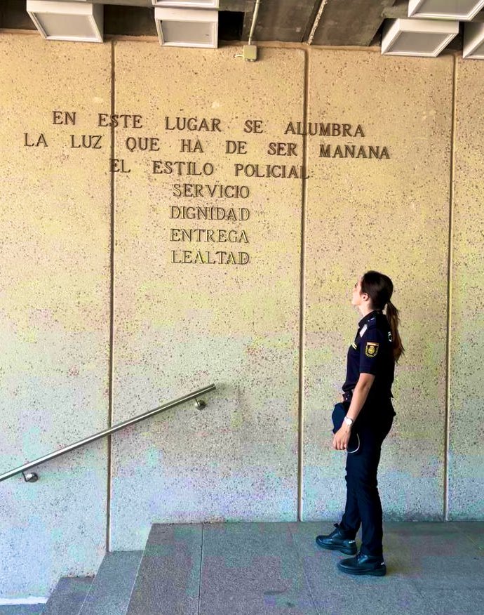 PoliciaEscuela's tweet photo. #Servicio
#Dignidad
#Entrega 
#Lealtad

¡Buenos días desde @PoliciaEscuela!

#Avila @policia 👮🏼‍♀️💙 https://t.co/cm96PZGuHP
