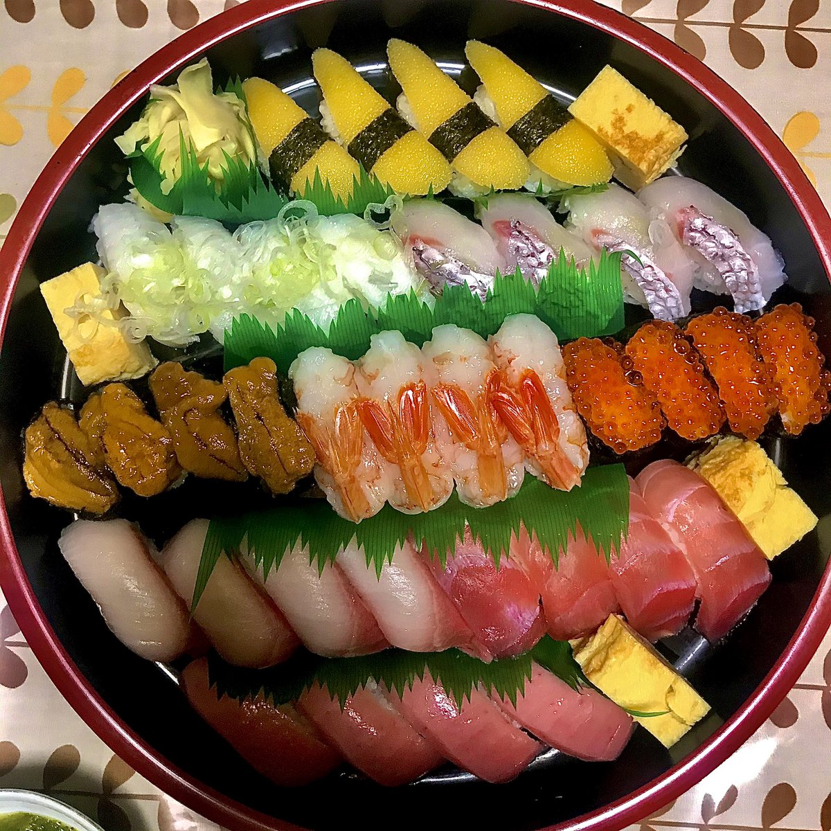 Tokyo_Fresh's tweet photo. Saturday night #takeaway in #Tokyo be like…#Sushi #Japan https://t.co/RKKcMl35mN