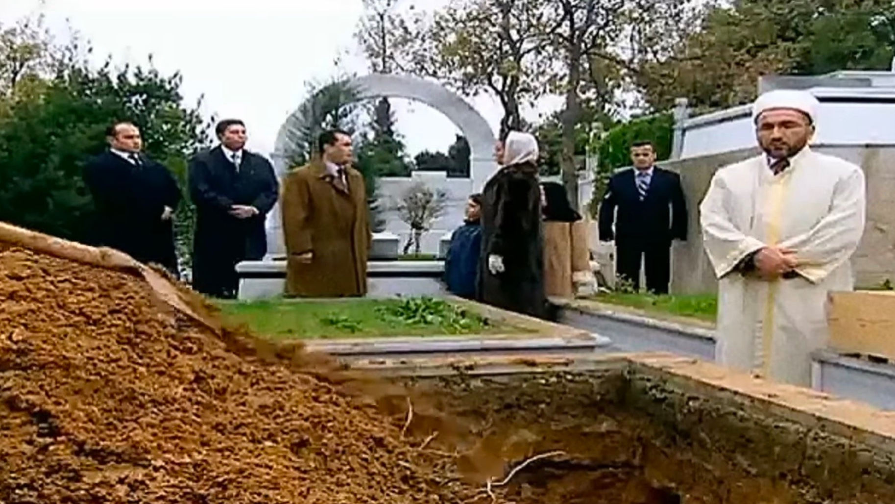 X-এ Kurtlar Vadisi: Dostum olmaz, hasmım yaşamaz diyen Laz Ziyanın  cenazesinde neredeyse kimsenin olmaması.. t.cogmWs7v5pGs  X