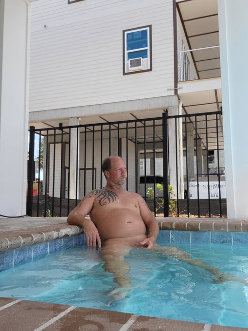 Went back out to put st Joe to go relax in a pool https://t.co/jWmNAmUuJW