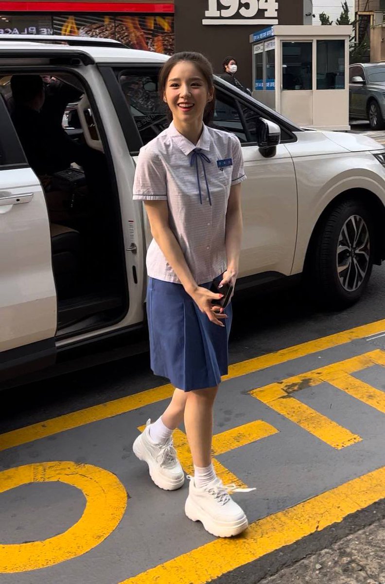 2jinthoughts's tweet photo. heejin's wearing her middle school uniform because she let vivi wear her high school uniform 🥺💓 https://t.co/Xw7ILjlvyj