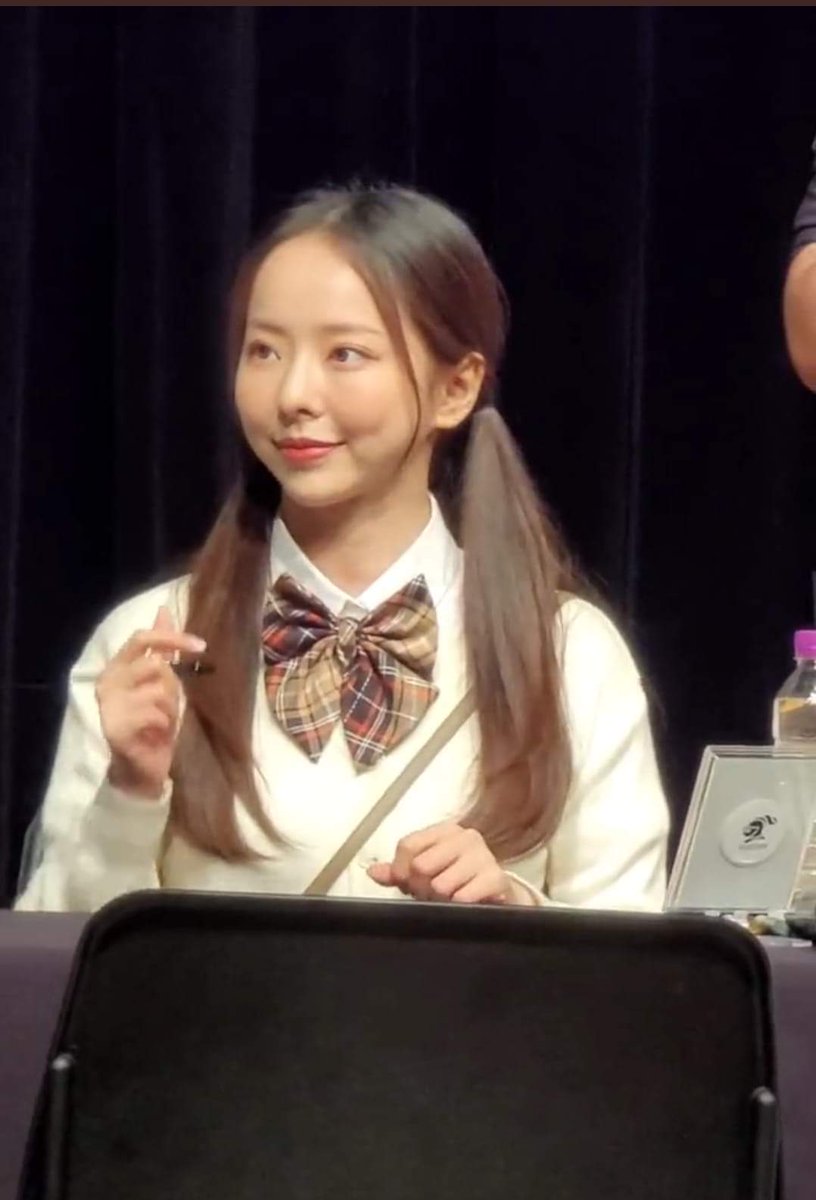 heejin's wearing her middle school uniform because she let vivi wear her high school uniform 🥺💓