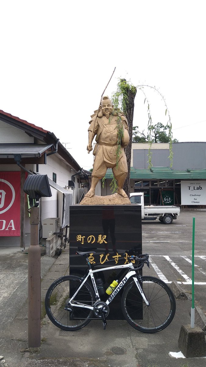 cafe_flyfisher's tweet photo. ワンピース像を回るライド（笑） https://t.co/30r9ziBtCP