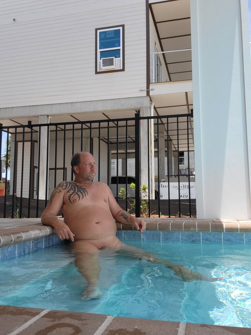 Went back out to put st Joe to go relax in a pool https://t.co/jWmNAmUuJW