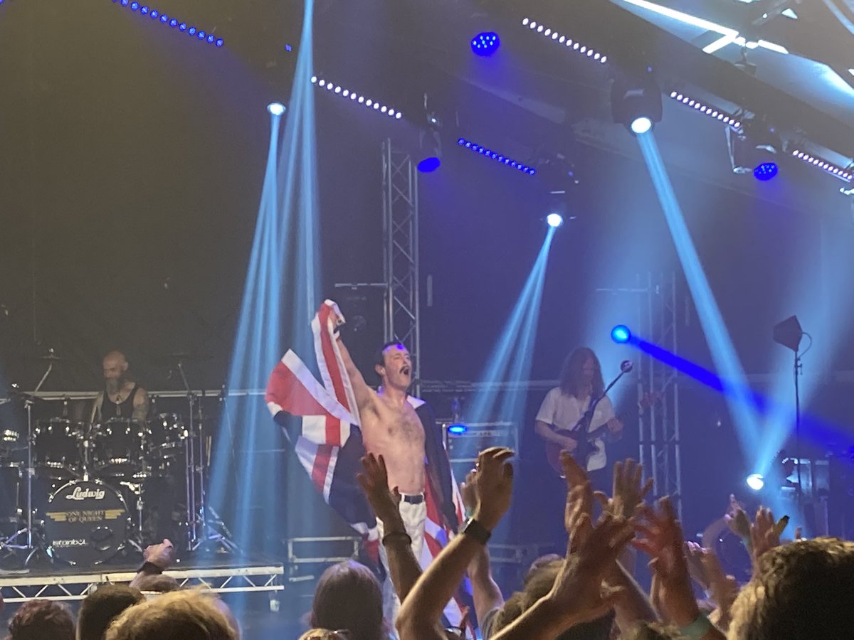 DickieDGeograp1's tweet photo. Great night @SaffronWaldenRT #8dayweekend @8dayweekend @Typically_Tina @onenightofqueen https://t.co/PtHbwKvavq