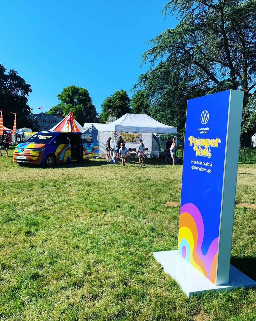 ngm_ltd's tweet photo. Last day at a very sunny Cornbury Festival.
Come and see the Pamper Van to get free hair braids &amp; glitter glow ups.
#VansThatCan #eventsupport https://t.co/JeLBwBhbDg