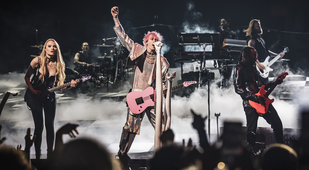 TULSA, thanks for going mainstream with us tonight 🤘 #rocktheBOK #Tulsa //  <a href="/machinegunkelly/">mgk</a>  + <a href="/AvrilLavigne/">Avril Lavigne</a>  + <a href="/OfficialWillow/">WILLOW</a> 

📸: <a href="/PhilClarkin/">Phil Clarkin</a>