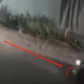Alberto_0i's tweet photo. El carro d #JuanD el faro izquierdo si sta prendido y tiene antena✅
Pero l carro q hiba a llevar a #DebanhiEscobar a su casa NO tiene el faro izquierdo prendido y NO tiene antena🙃
El carro d #JuanD q registro la fiscalia nl -> #Kia Rio 2020 SKU191A Propiedad d Cinthia🤔
#Didi https://t.co/gP7IONJqOE