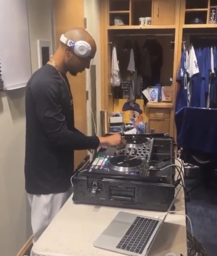 dodgahblues's tweet photo. what are they doin in there 😭 https://t.co/GOhvjt0BRQ
