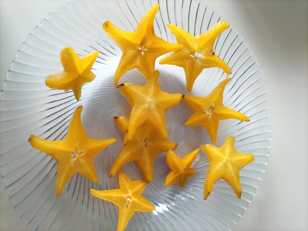 MangCeriz's tweet photo. #Carambole #laReunion ... Qui aime ça?? C'est la saison!!! On peut la manger nature ... Ou s'en servir en déco pour enjoliver les plats ... C'est original.. https://t.co/JbAVWcijKQ