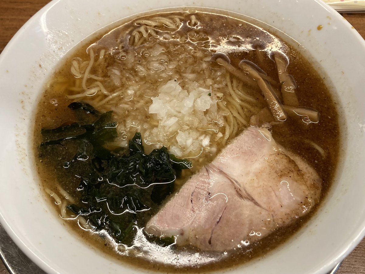 MidnigDarkGreen's tweet photo. ミッション前に八王子ラーメン🍜アッサリしてると思ったスープは結構コッテリ😳でもそれが美味しくて夢中になるスープだ。玉ねぎ大量で美味しかった〜。　#Ingrss #ポケモンGO https://t.co/AdC4DK8zoN