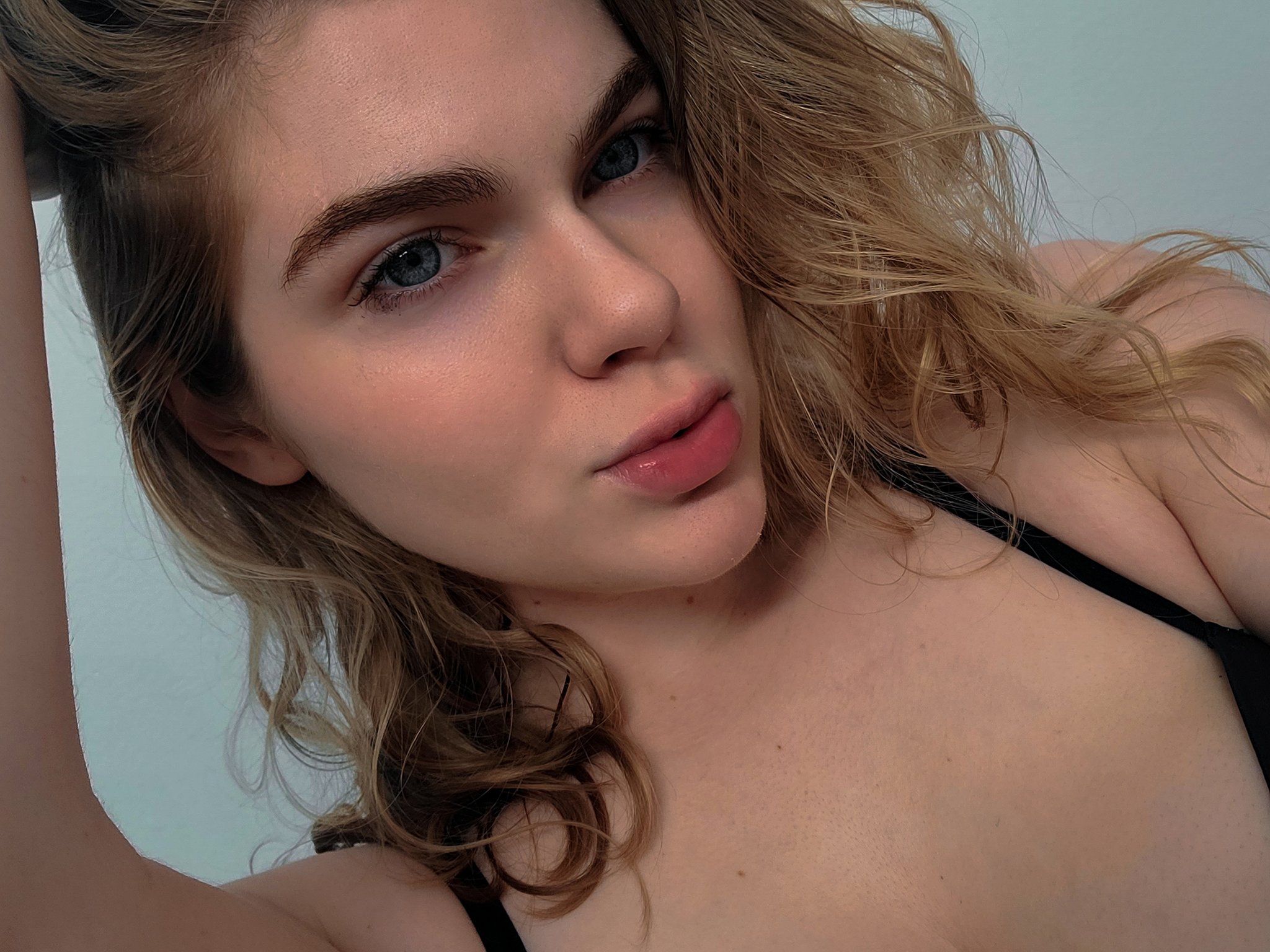 Jesse Moretti on Twitter: "Bedroom eyes. Bedroom body. https://t.co