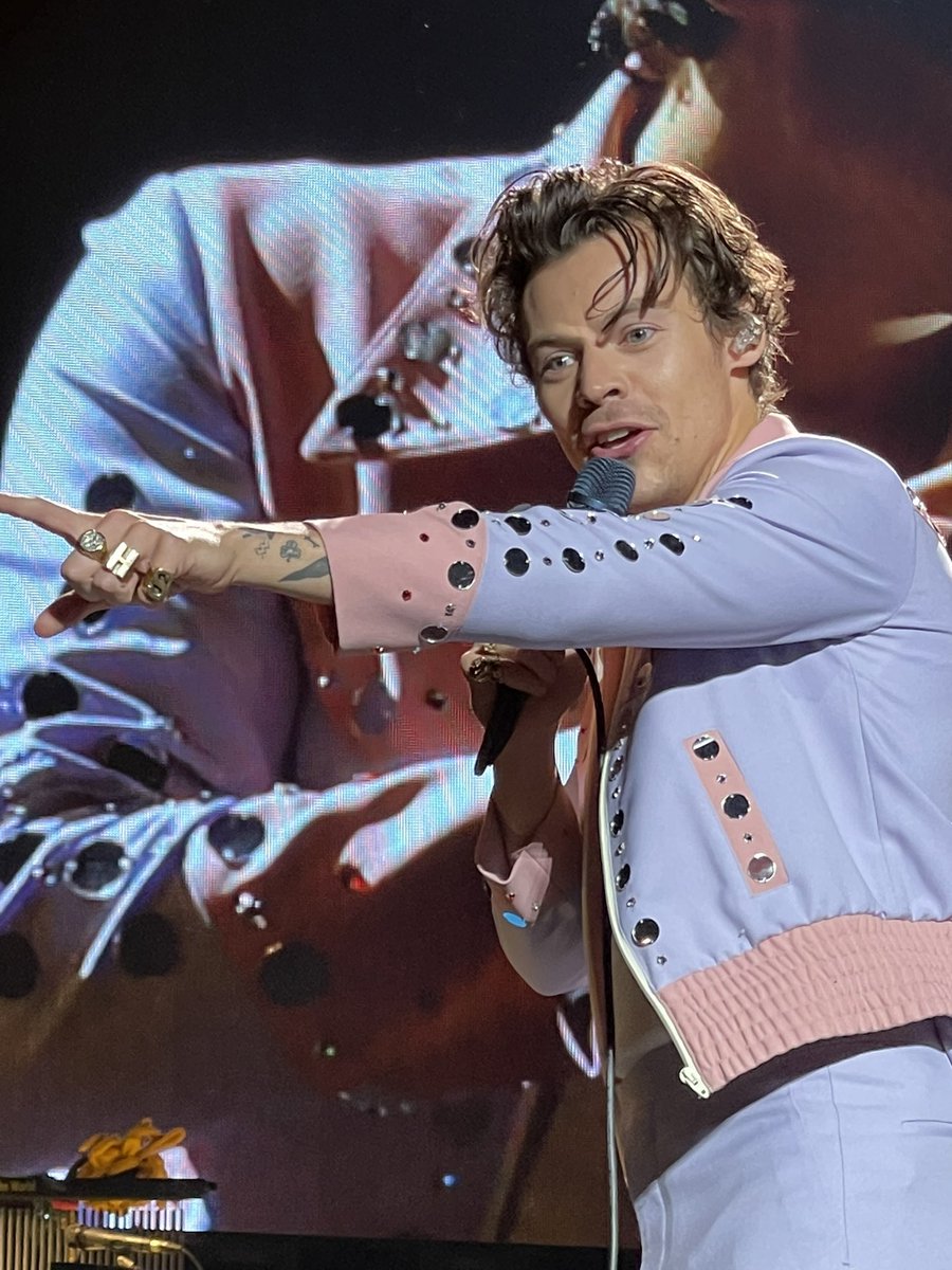 harrymoonchild's tweet photo. THESE PICTURES OF HARRY. THAT'S IT. THAT'S THE TWEET. https://t.co/xJ8N95DhzZ